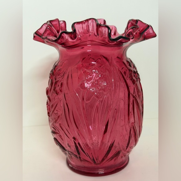 Fenton Cranberry glass vase with a ruffled rim and an embossed daffodil pattern - Picture 6 of 16